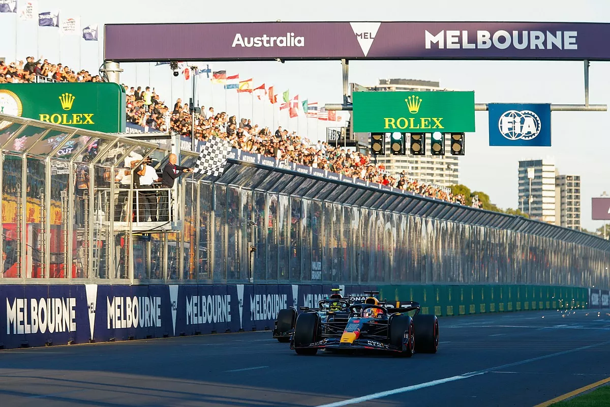 Max Verstappen, Red Bull Racing RB19, 1st position, Lewis Hamilton, Mercedes F1 W14, 2nd position, as the chequered flag is waved