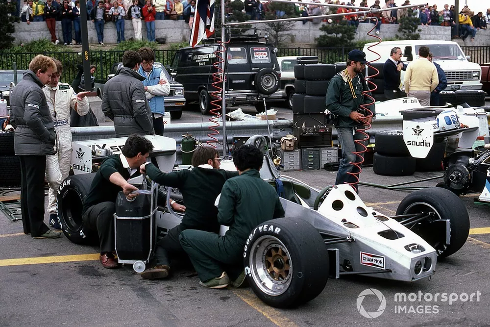 Derek Daly en monteurs werken aan de Williams FW08
