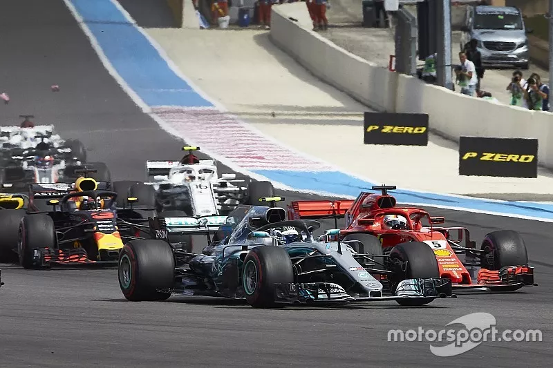 Valtteri Bottas, Mercedes AMG F1 W09, en Sebastian Vettel, Ferrari SF71H, bij de start