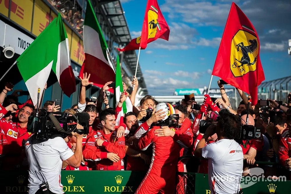 Ganador de la carrera Sebastian Vettel, Ferrari celebra en parc ferme
