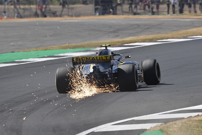 Sainz avverte i piloti di MotoGP: il nuovo asfalto di Silverstone forse è più sconnesso di prima