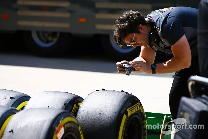 Un ingeniero de Pirelli fotograf&iacute;a algunos neum&aacute;ticos
