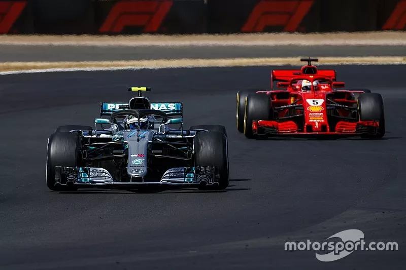 Valtteri Bottas, Mercedes AMG F1 W09, leads Sebastian Vettel, Ferrari SF71H