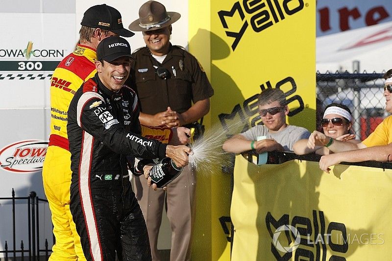 Podium: Race winner Helio Castroneves, Team Penske Chevrolet