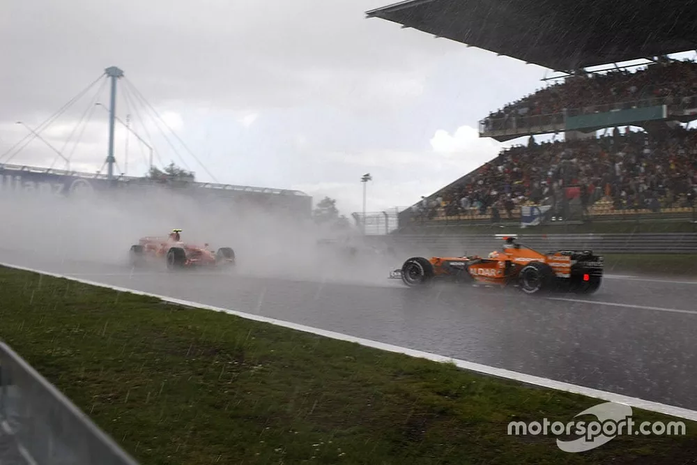 Adrian Sutil, Spyker F8-VII Ferrari, spins directly in the path of his team mate Markus Winkelhock, 