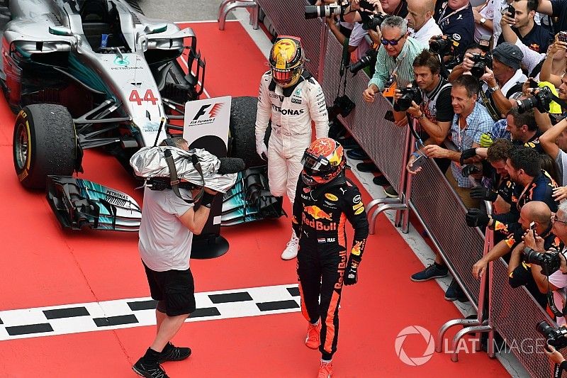Max Verstappen, Red Bull Racing, y Lewis Hamilton, Mercedes AMG F1, celebran en el parque cerrado.