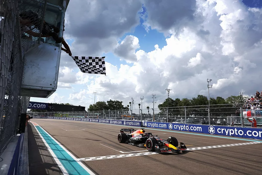 Max Verstappen, Red Bull Racing RB18, 1st position, takes the chequered flag