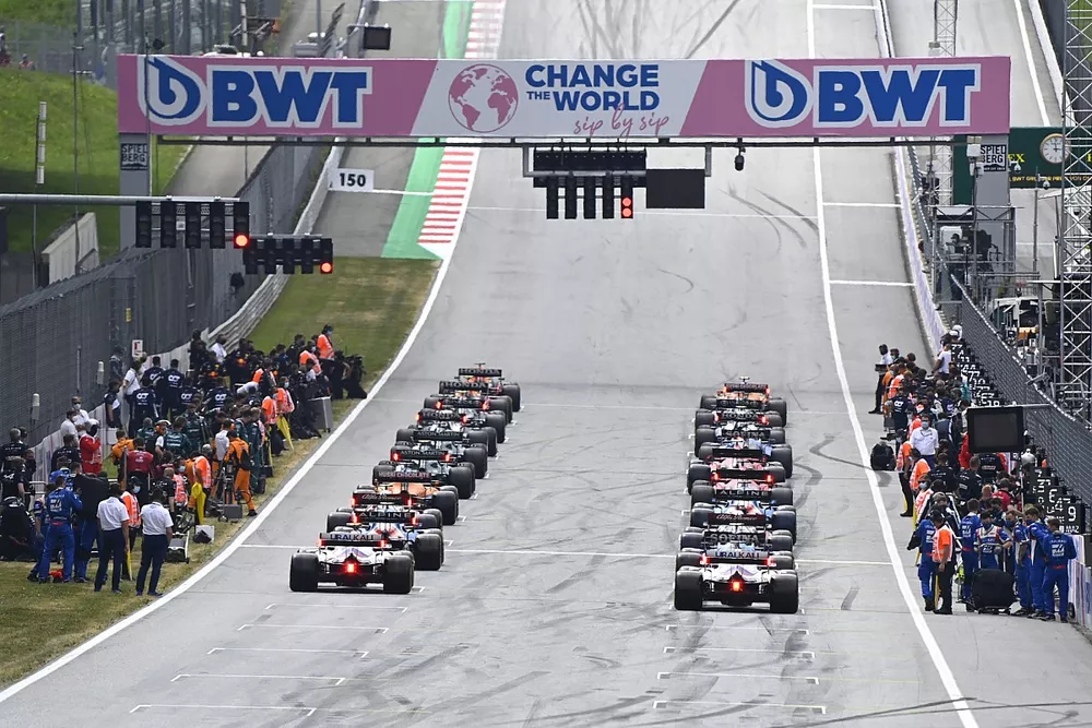 Arrancada Max Verstappen, Red Bull Racing RB16B, Lando Norris, McLaren MCL35M