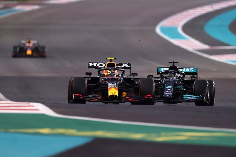 Sergio Perez, Red Bull Racing RB16B, Lewis Hamilton, Mercedes W12, Max Verstappen, Red Bull Racing RB16B