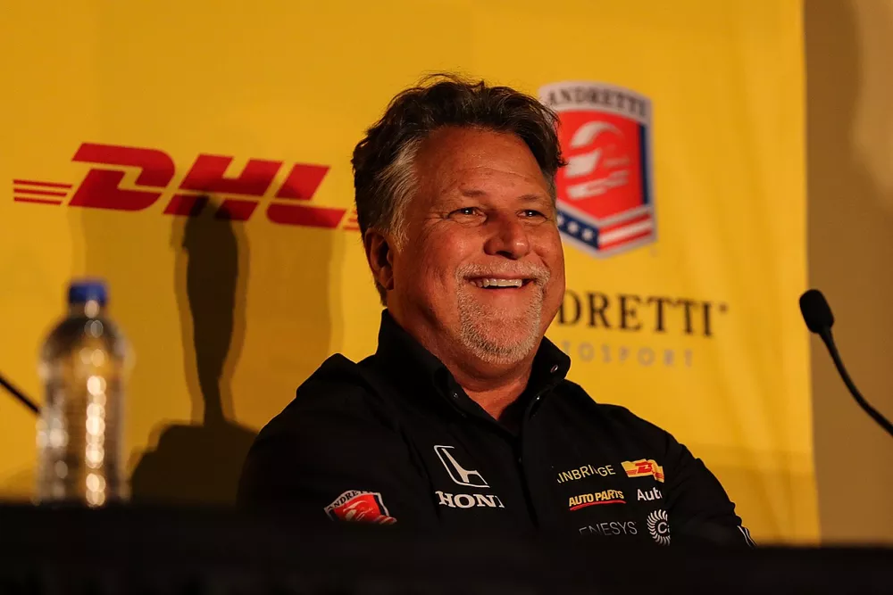 Michael Andretti durante el anuncio del piloto