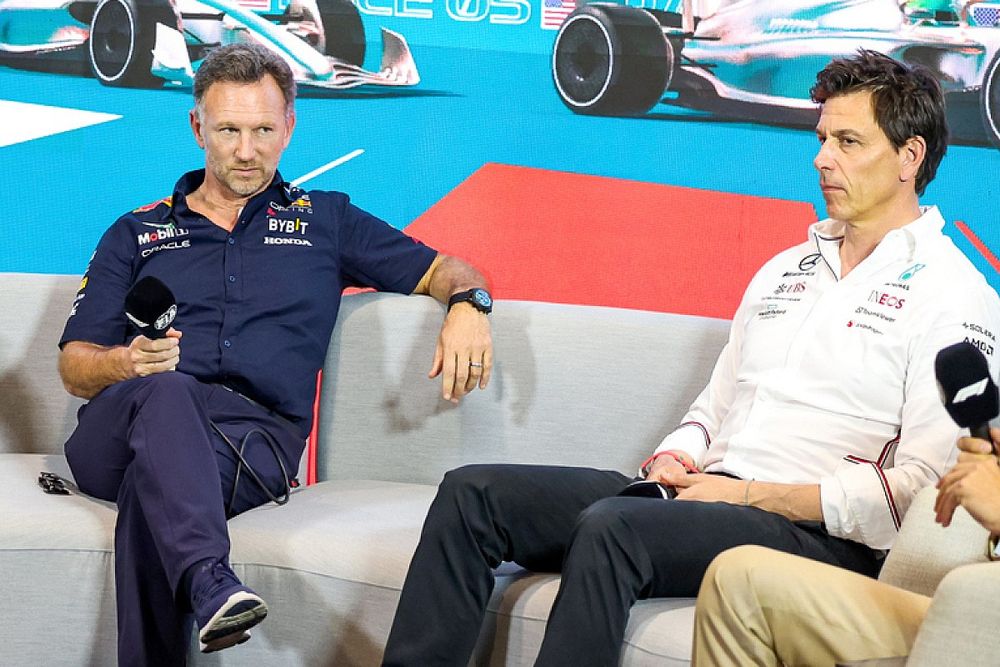 Franz Tost, director del equipo, Scuderia AlphaTauri, Christian Horner, director del equipo, Red Bull Racing, Toto Wolff, director del equipo y CEO, Mercedes-AMG, en la rueda de prensa de los directores de equipo.