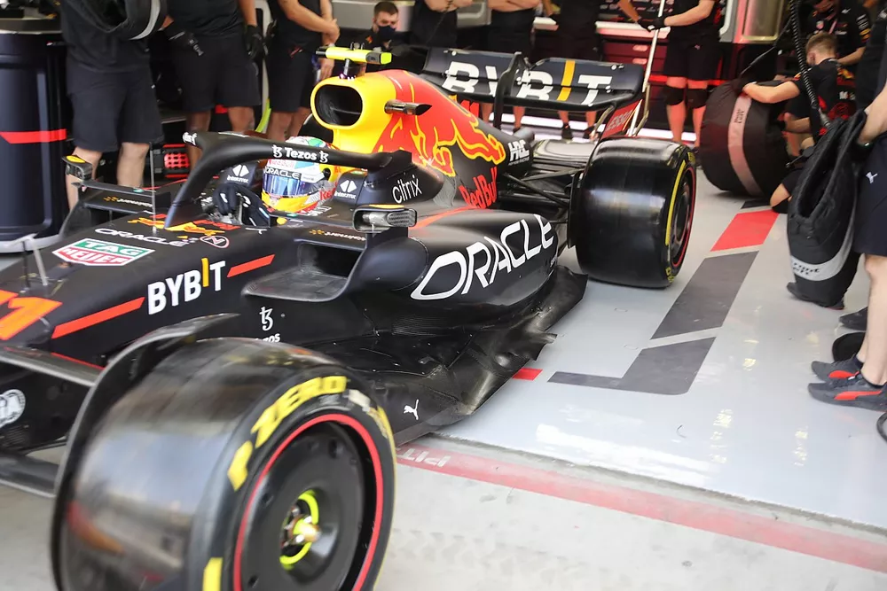 Sergio P&eacute;rez, Red Bull Racing RB18 quitte son garage