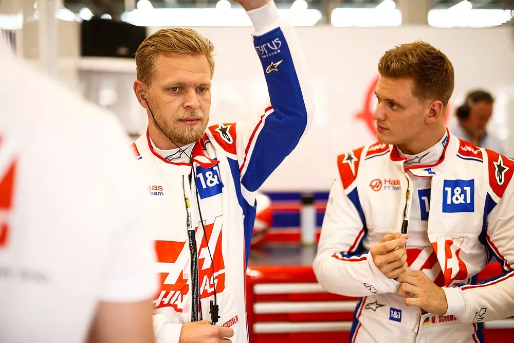 Kevin Magnussen, Haas F1 Team, con Mick Schumacher, Haas F1 Team