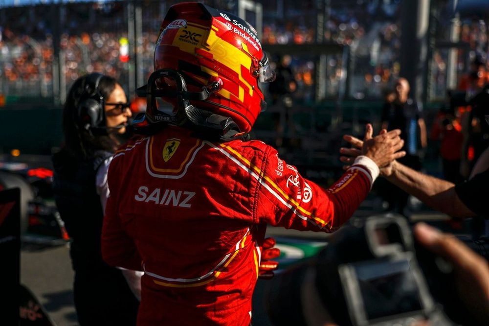 Carlos Sainz, da Scuderia Ferrari, chega ao Parc Ferme após a classificação