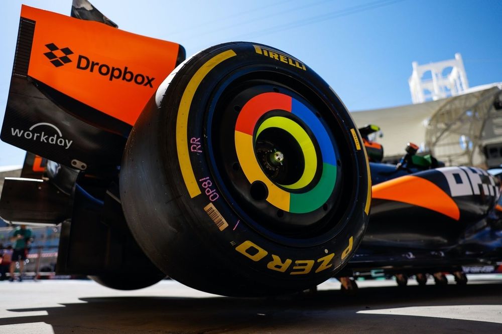 Detalle de neum&aacute;ticos y llantas Pirelli en un McLaren MCL38