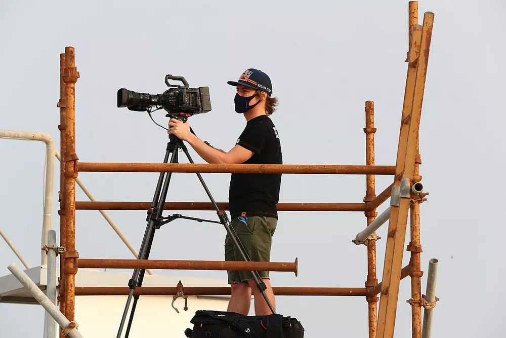 Un technicien d'&eacute;quipe en observation avec une cam&eacute;ra