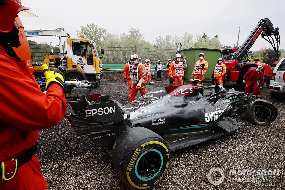 Les commissaires sortent la voiture endommag&eacute;e de Valtteri Bottas, Mercedes W12, du bac &agrave; graviers