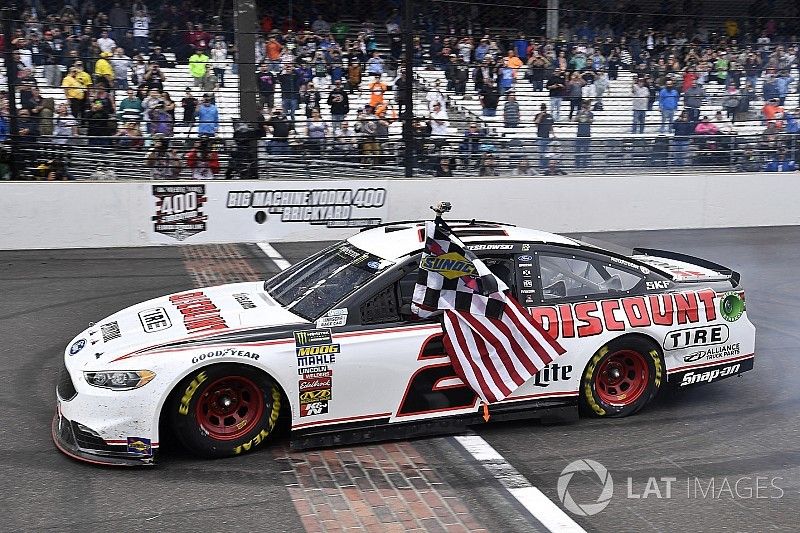 Brad Keselowski, Team Penske, Ford Fusion Discount Tire celebra su victoria.
