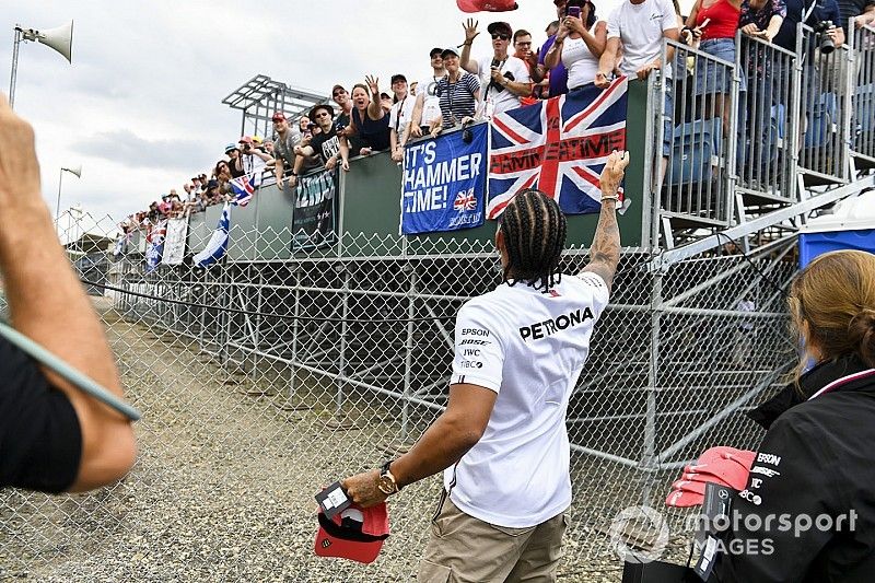 Lewis Hamilton, Mercedes AMG F1 gives hats to fans