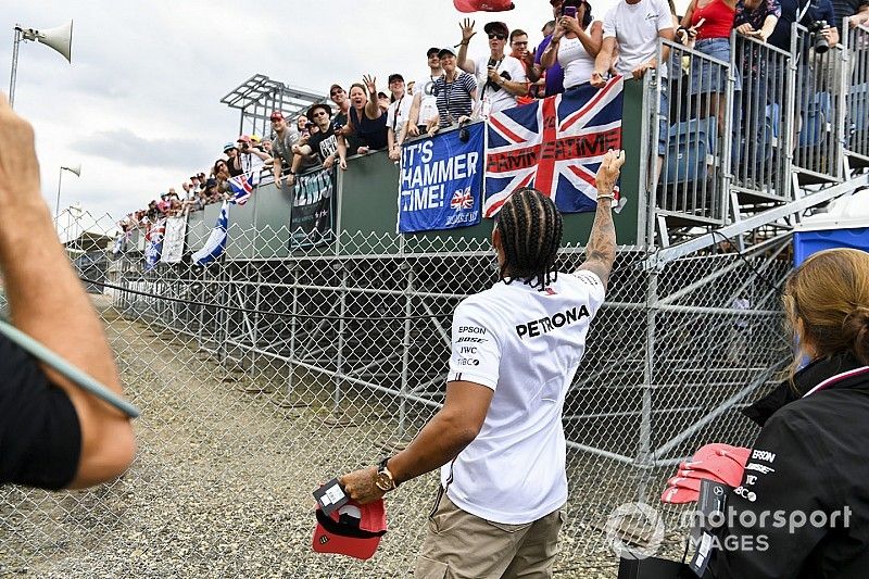 Lewis Hamilton, Mercedes AMG F1 gives hats to fans 