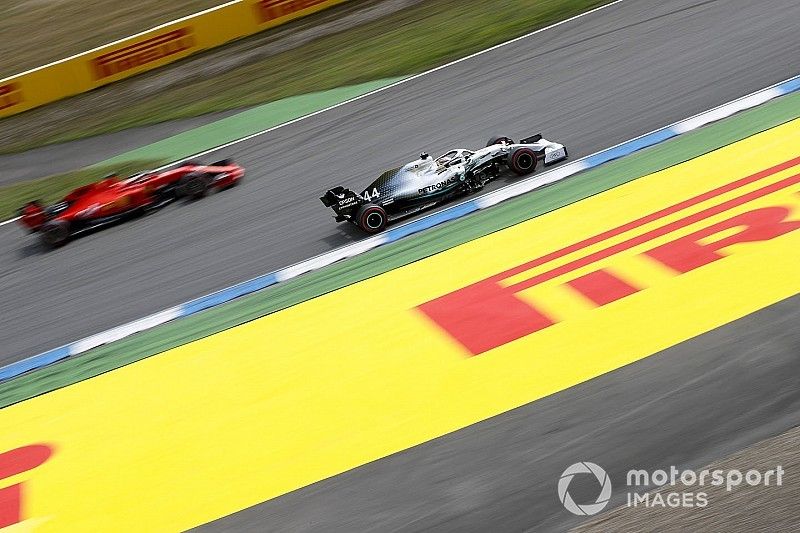 Lewis Hamilton, Mercedes AMG F1 W10, pasa a Sebastian Vettel, Ferrari SF90