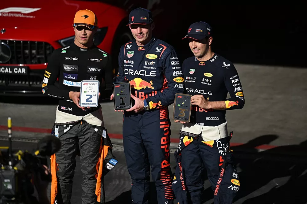 Lando Norris, McLaren, 2&ordf; posi&ccedil;&atilde;o, Max Verstappen, Red Bull Racing, 1&ordf; posi&ccedil;&atilde;o, Sergio Perez, Red Bull Racing, 3&ordf; posi&ccedil;&atilde;o, no racepodium da Sprint com seus trof&eacute;us