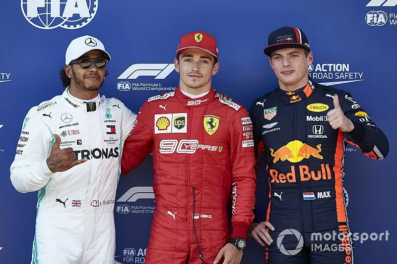Los tres primeros clasificados: Segundo Lewis Hamilton, Mercedes AMG F1 y el ganador de la pole Charles Leclerc, Ferrari y tercero Max Verstappen, Red Bull Racing