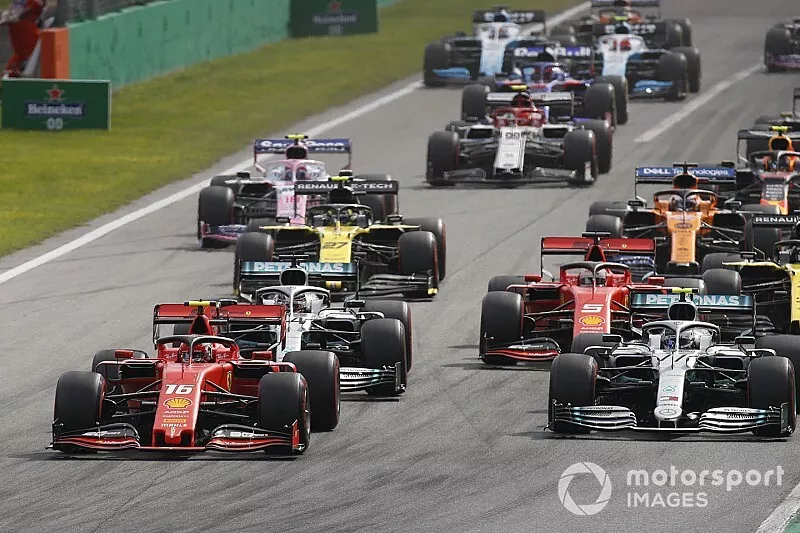 Charles Leclerc, Ferrari SF90, devant Valtteri Bottas, Mercedes AMG W10, Lewis Hamilton, Mercedes AMG F1 W10, Sebastian Vettel, Ferrari SF90, Nico Hulkenberg, Renault F1 Team R.S. 19, Daniel Ricciardo, Renault F1 Team R.S.19, et le reste du peloton au d&eacute;part