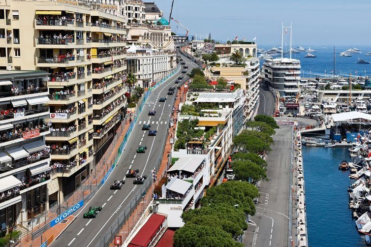 Sergio P&eacute;rez, Red Bull Racing RB20, Kevin Magnussen, Haas VF-24, Nico Hulkenberg, Haas VF-24, Zhou Guanyu, Stake F1 Team Kick Sauber C44, en la vuelta de apertura.