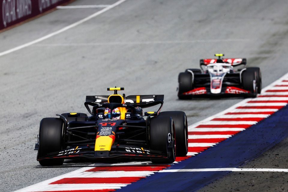 Sergio P&eacute;rez, Red Bull Racing RB20, Nico Hulkenberg, Haas VF-24