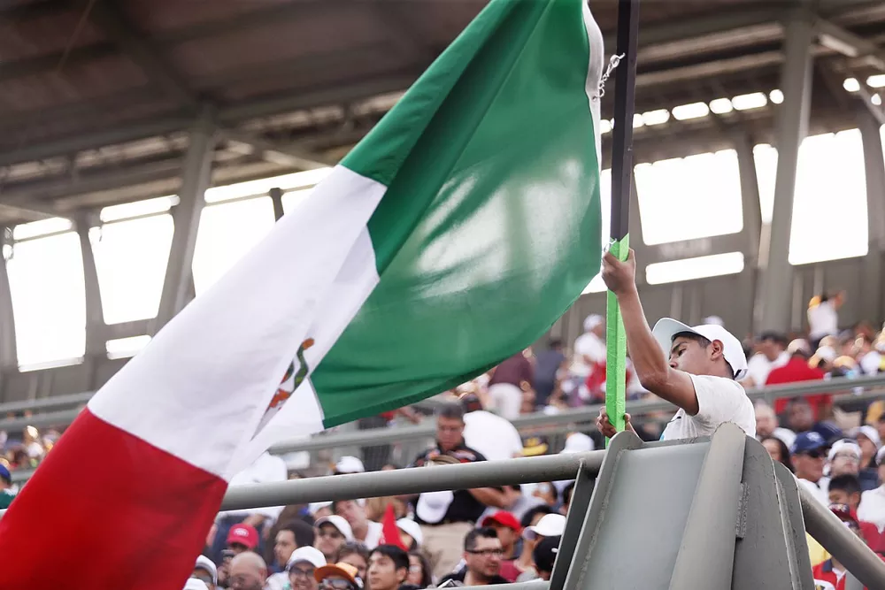 Fan con una bandera de M&eacute;xico