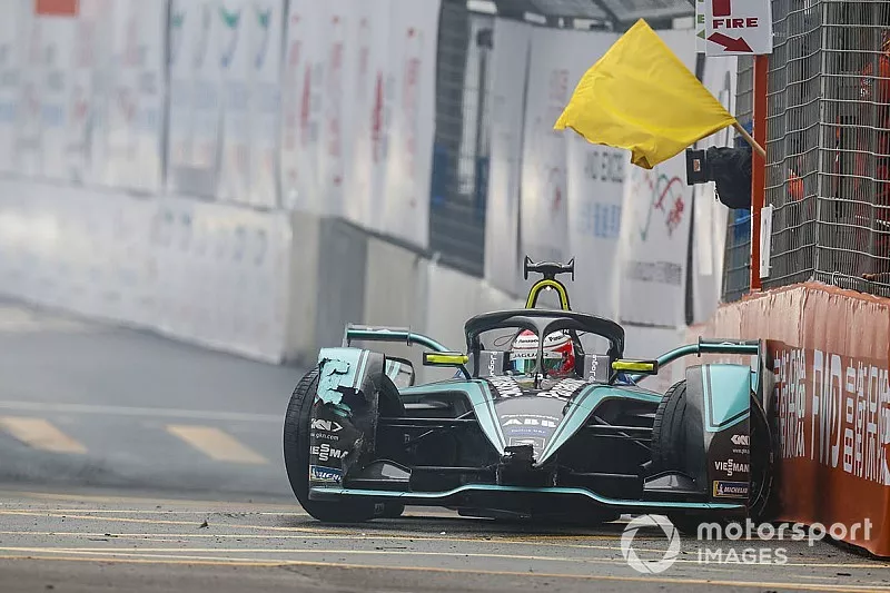 Nelson Piquet Jr., Panasonic Jaguar Racing, Jaguar I-Type 3, causes a yellow flag