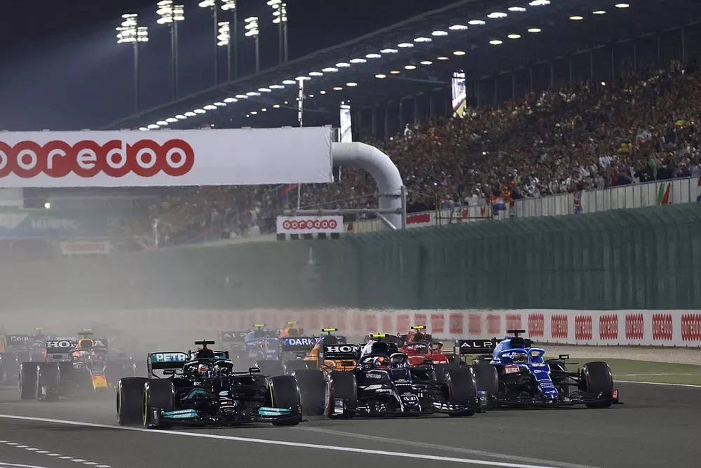 Lewis Hamilton, Mercedes W12, Pierre Gasly, AlphaTauri AT02, Fernando Alonso, Alpine A521