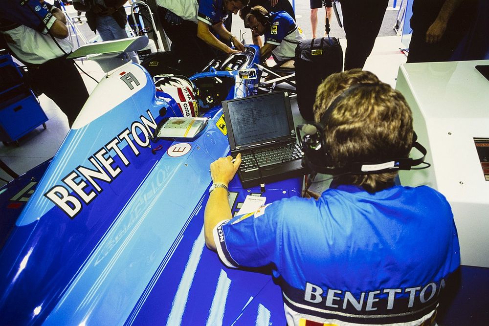 Des ing&eacute;nieurs travaillent sur la monoplace d'Alexander Wurz, Benetton B198