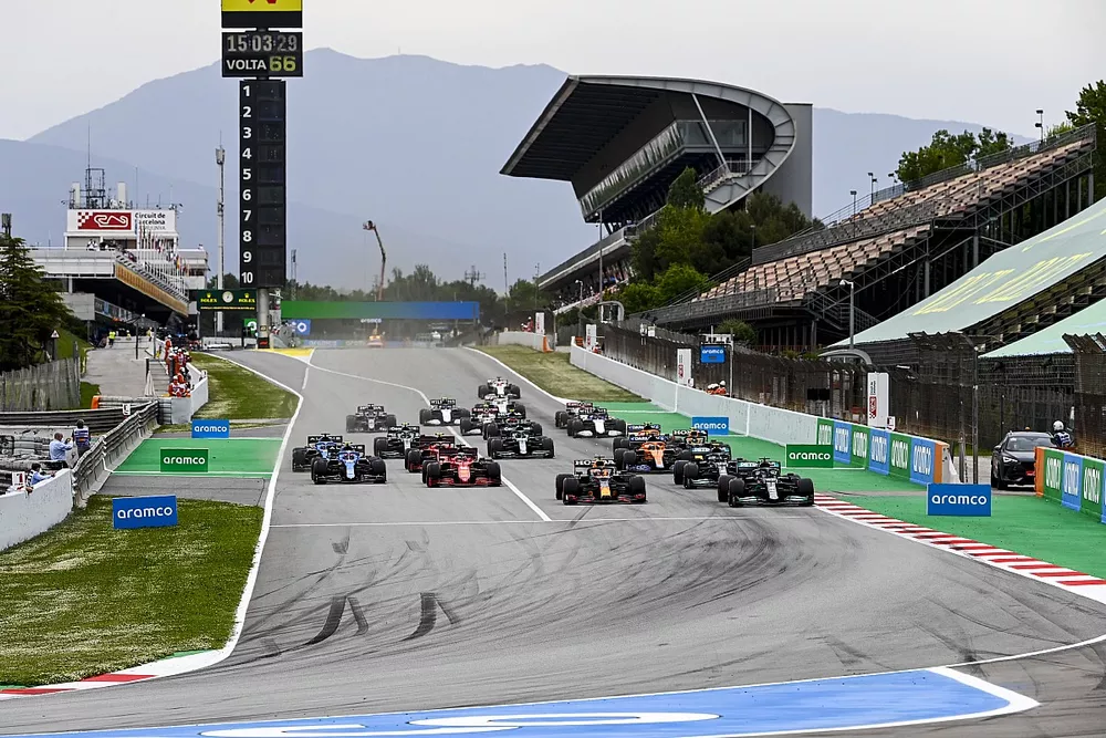 Max Verstappen, Red Bull Racing RB16B, Lewis Hamilton, Mercedes W12 luch al inicio de la carrera