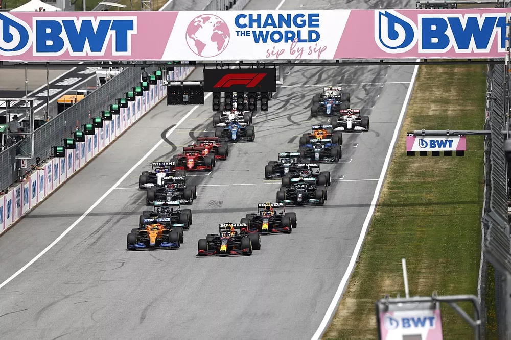 Max Verstappen, Red Bull Racing RB16B, Lando Norris, McLaren MCL35M, Sergio P&eacute;rez, Red Bull Racing RB16B, Lewis Hamilton, Mercedes W12, Valtteri Bottas, Mercedes W12, Pierre Gasly, AlphaTauri AT02, al inicio