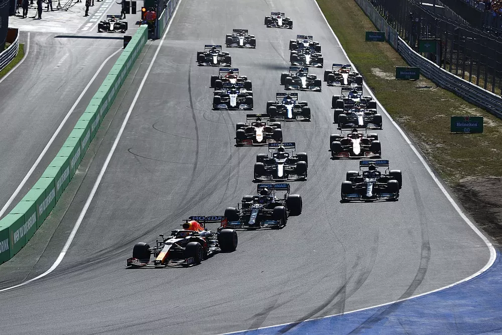 Max Verstappen, Red Bull Racing RB16B, Lewis Hamilton, Mercedes W12, Valtteri Bottas, Mercedes W12, Pierre Gasly, AlphaTauri AT02, Charles Leclerc, Ferrari SF21, et le reste des monoplaces au d&eacute;part