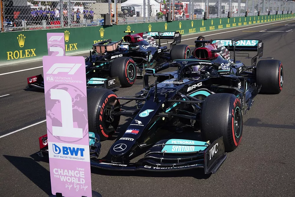 Ganador de la pole, Lewis Hamilton, Mercedes W12, y Valtteri Bottas, Mercedes W12, llegan al Parc Ferme