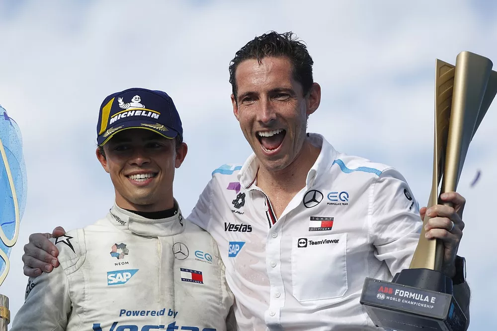 Nyck de Vries, Mercedes-Benz EQ, Ian James, Team Principal, Mercedes-Benz EQ, on the championship podium