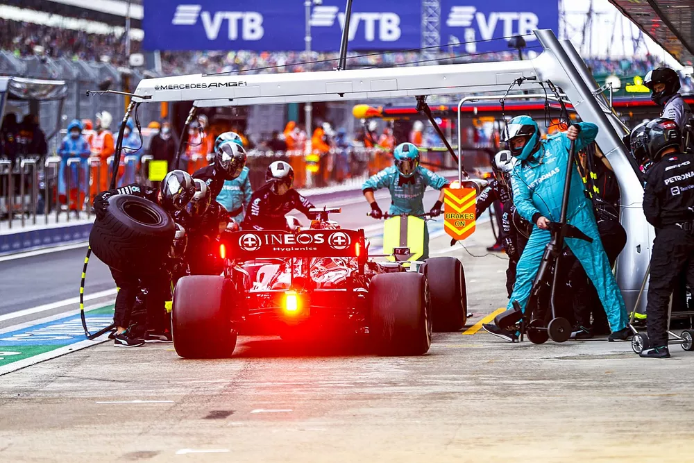 Lewis Hamilton, Mercedes W12, rentre au stands pour des inters