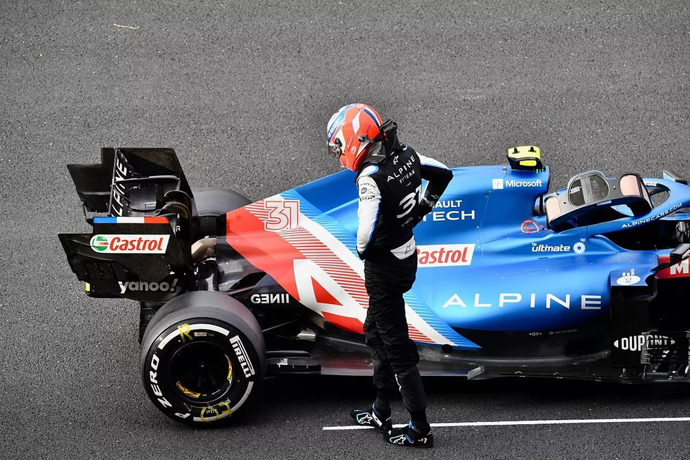 Esteban Ocon, Alpine A521, se baja de su coche después de parar en la parrilla al final de la FP2 con problemas técnicos