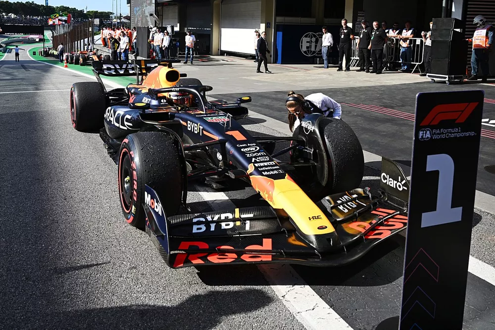 Max Verstappen, Red Bull Racing RB19, 1a posizione, arriva al parco chiuso