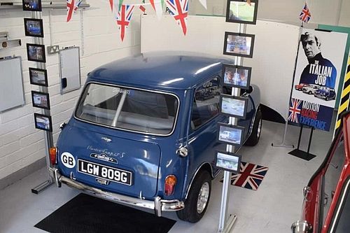 Mira este Mini cl&aacute;sico convertido en un simulador de carreras