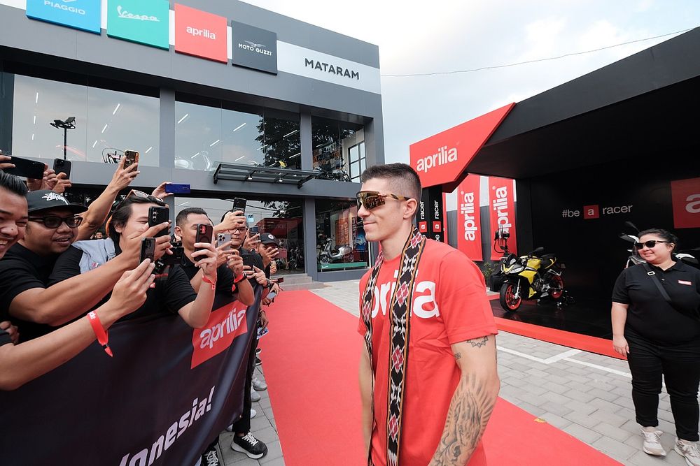 Maverick Vi&ntilde;ales, Aprilia, Encuentro y saludo