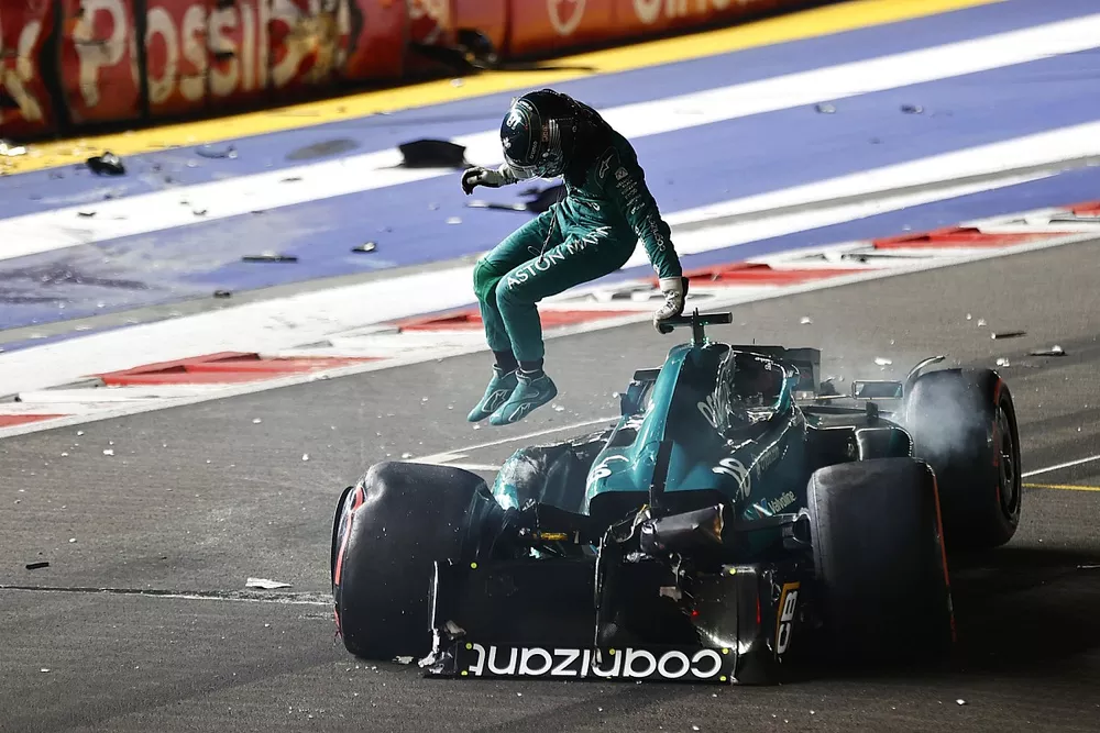 Lance Stroll, Aston Martin AMR23, esce dalla sua vettura pesantemente danneggiata dopo un incidente alla fine della Q1