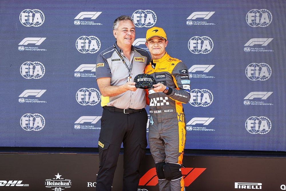 El ganador de la Pole Sprint, Lando Norris (McLaren), recibe su gorra de manos de Mario Isola, Racing Manager de Pirelli Motorsport.