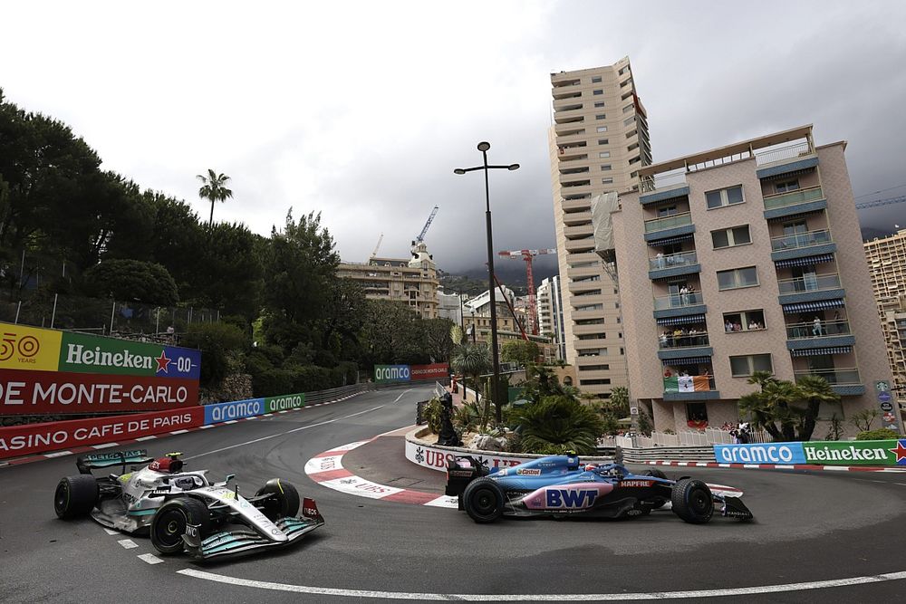 Esteban Ocon, Alpine A522, Lewis Hamilton, Mercedes W13