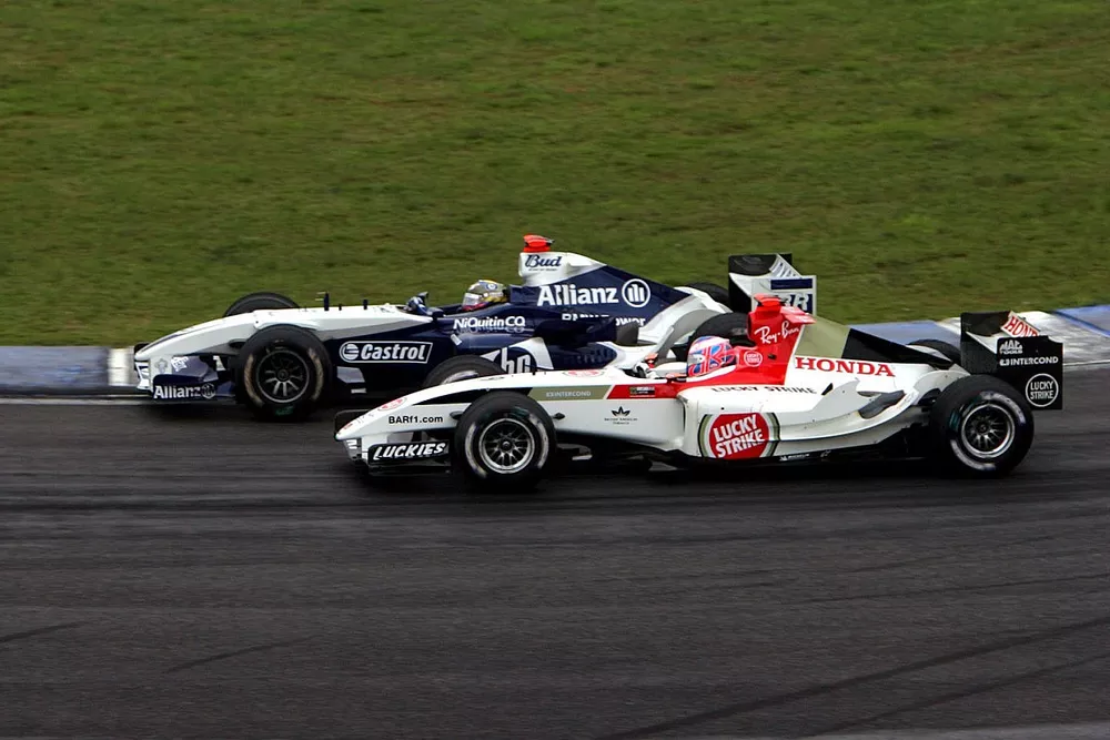 Juan Pablo Montoya, Williams FW26, en lutte avec Jenson Button, BAR 006
