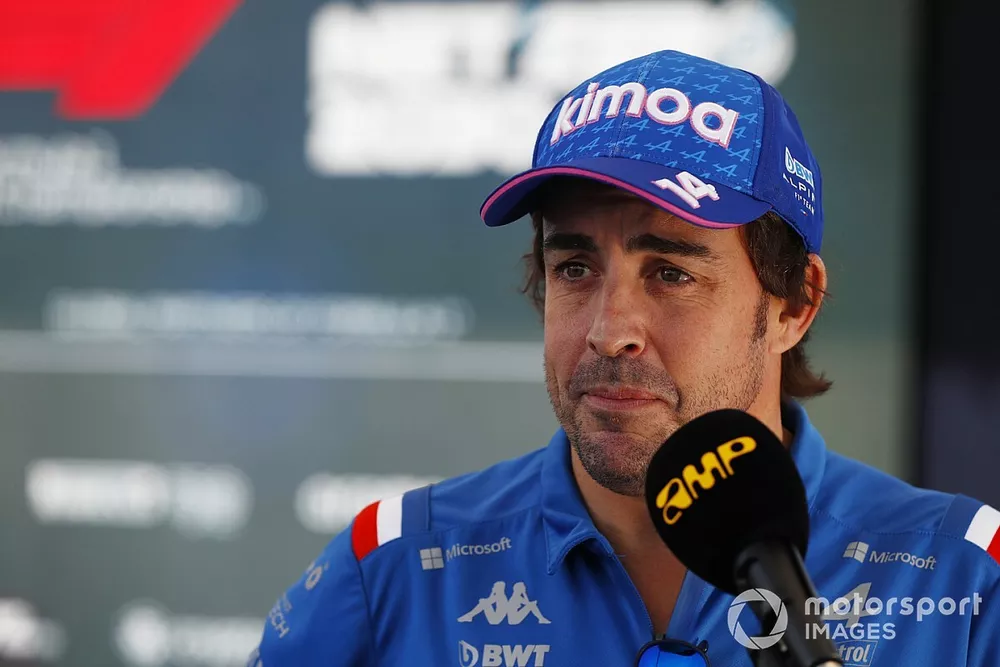 Fernando Alonso, del equipo Alpine F1, habla con los medios de comunicaci&oacute;n