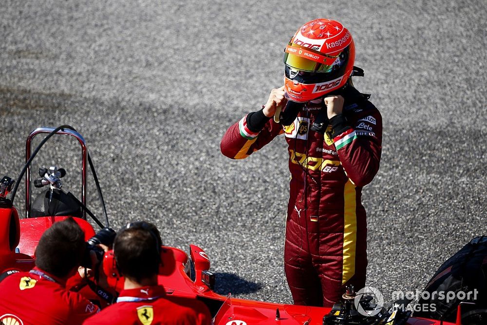 Mick Schumacher se prepara para conducir el Ferrari F2004